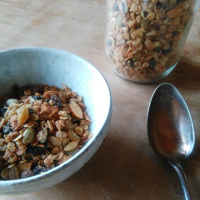 今日の朝ごはんは珍しく。こんなに美味しい手作りグラノーラいただいたら誰だって食べるでしょ！@kitone_kyoto さんありがとうございました！ - from Instagram