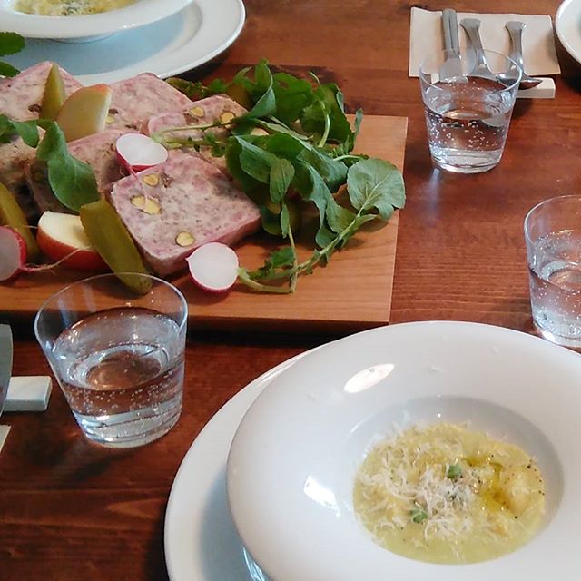 いつ作ってくれるのかな？？@ciaotome さんのお料理教室ジャガイモニョッキ　グリンピースのソースで田舎風テリーヌ#四月の魚料理教室 - from Instagram