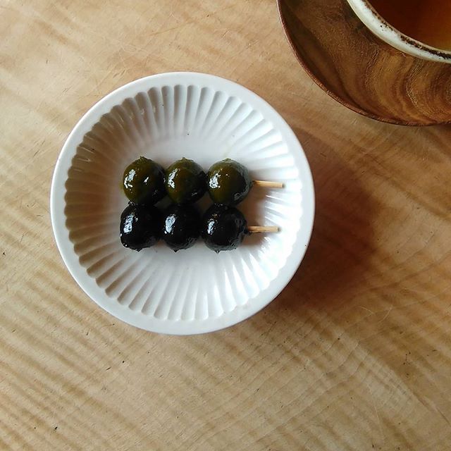 昨日いただいた宇治川餅 茶だんご。抹茶とほうじ茶のかわいいおだんごどちらもお茶お茶しくて大好きです！良文さんなおちゃんありがとう♪ - from Instagram