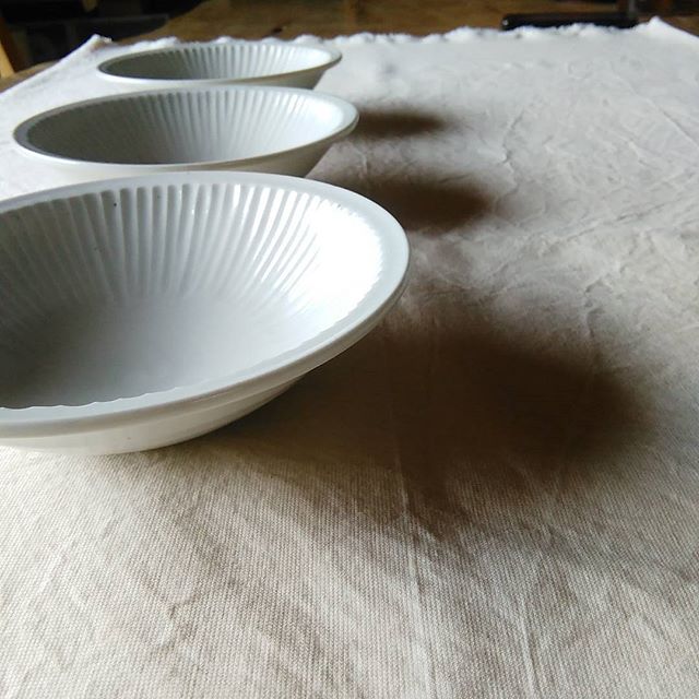 これからの季節にはこんな器がいいな。白磁五寸鉢。明日から始まる愛知蒲郡市ツバメ舎さんの個展で初登場。 - from Instagram