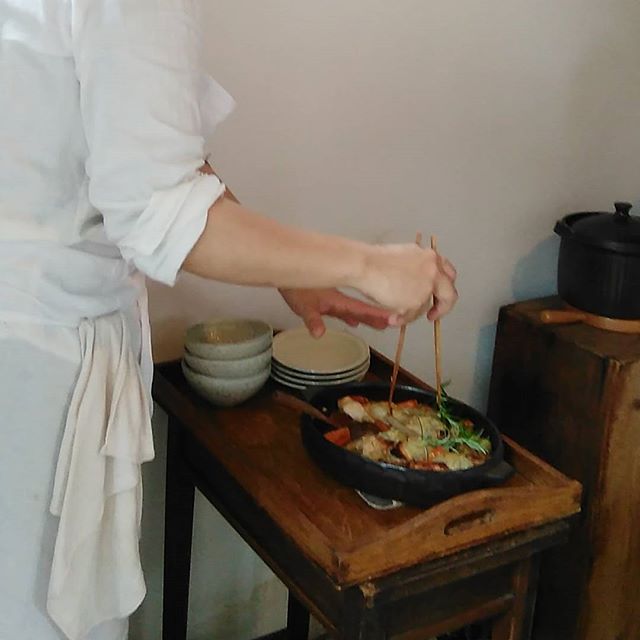 kohaさん@koha0719 にごはんの会をしていただいているところ。塩麹鶏と野菜のオーブン焼きグラタン皿(大)で - from Instagram