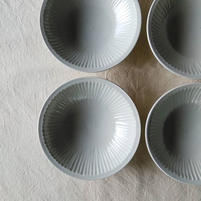 かき氷たべたいなぁ。夏にはこんな器が使いたくなります。#城進#白磁取鉢 - from Instagram
