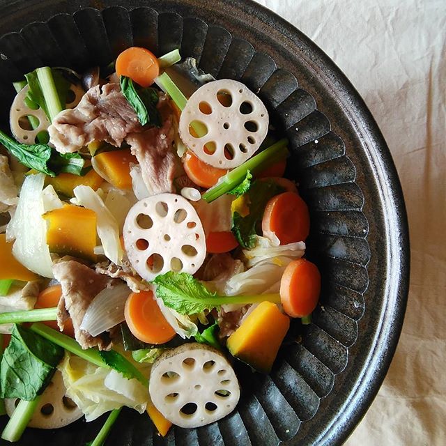 冷蔵庫にある野菜と豚肉を蒸す。ごまだれ？柚子こしょうだれ？城 進　耐熱の器 展2016年10月8日(土)～11月9日(水)うつわ京都やまほん にて - from Instagram
