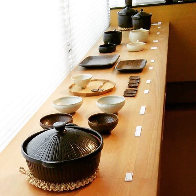 昨日より始まりました うつわ京都やまほんでの城進 耐熱の器 展。初日にはたくさんの方にお越しいただきどうもありがとうございました。土鍋は数少なくなりましたので、本日追加で納品させていただきました。11月9日まで開催しております。京都へお越しの際はぜひお立ち寄り下さい。#うつわ京都やまほん #城進 - from Instagram