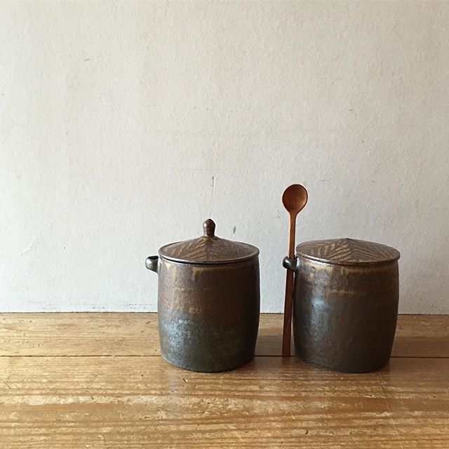 うちでは塩壺と味噌壺次は福岡で展示です。2016.11.19ー11.27器らくや 悠遊在廊日 19、20@yu_yu0304 @jojosusumu - from Instagram