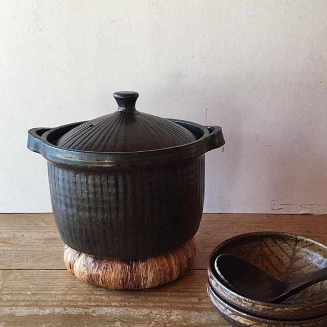 本日より12/5まで横浜 手音さん 「冬月-fuyutsuki-」展  に参加しています。耐熱の器を中心にお届けしています。この土鍋、ごはん炊いたりスープ作ったりと一年中使えます。熱々を食卓へ。いかがですか？@teon.utsuwa - from Instagram