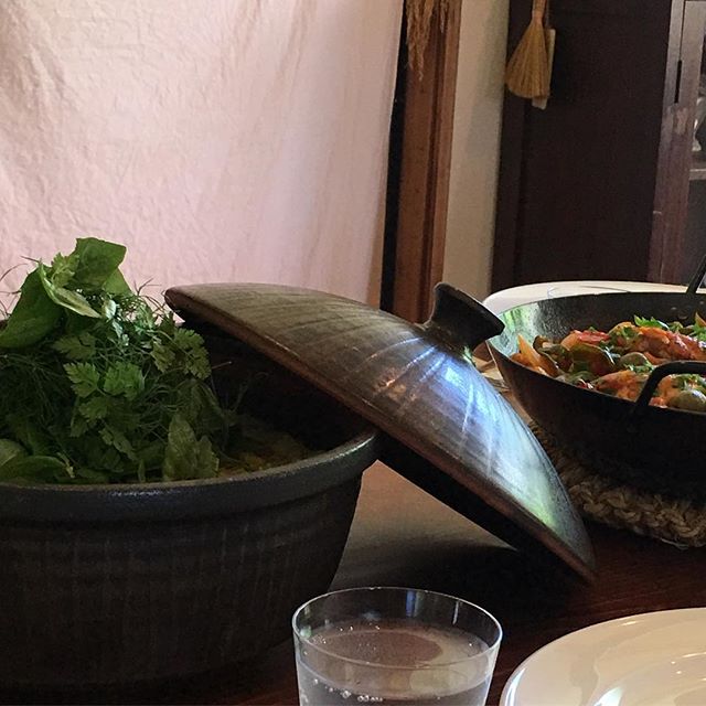 土鍋で玉蜀黍のピラフ！ハーブもりもりで美味しかったー。@ciaotome さんの料理教室で使っていただきました。#四月の魚料理教室 #城進 #土鍋