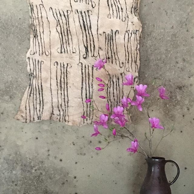 外へ出ると春の香りがすごいです。,うちの周りは年々ツツジ山化。これから賑やかに。,「旅の記憶」城進展takase にて4/8まで開催中takase さんの素晴らしい空間と共にお楽しみいただけたら嬉しいです。@takasenotakase @jojosusumu