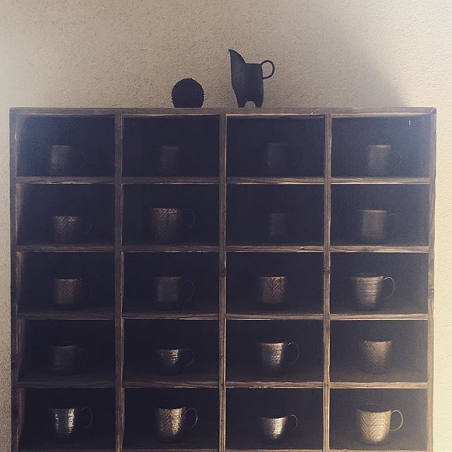 「旅の記憶」城進展 at takase昨日をもちまして終了いたしました。.たくさんのお客様にお運びいただきどうもありがとうございました。.お気に入りの伊賀伊賀君と三ツ足君。可愛がっていただけると嬉しいです！@takasenotakase @jojosusumu