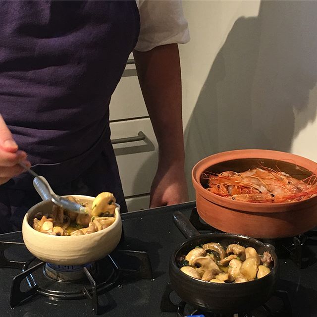 海老のアヒージョとマッシュルームのアヒージョ。ちょっとしたコツでプロの味！教えていただけて光栄です。.片手鍋、アヒージョにぴったりでこちらも嬉しい７月の料理教室でした。@ciaotome @jojosusumu #四月の魚#料理教室